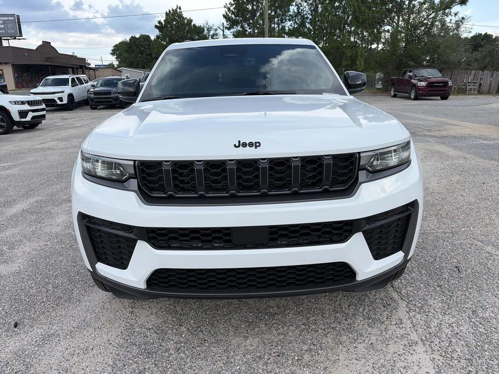 New 2026 Bright White Clear-Coat Exterior Paint Jeep Laredo Altitude image 9