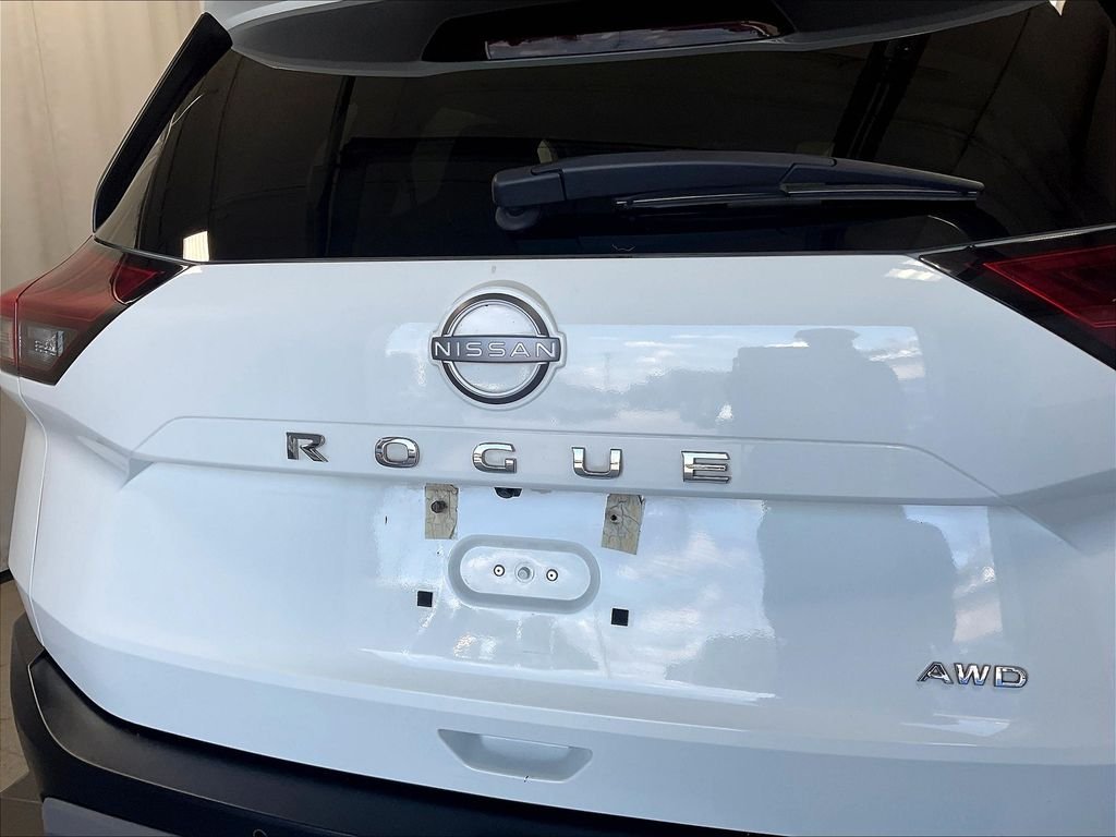 Used 2023 White Nissan S image 28