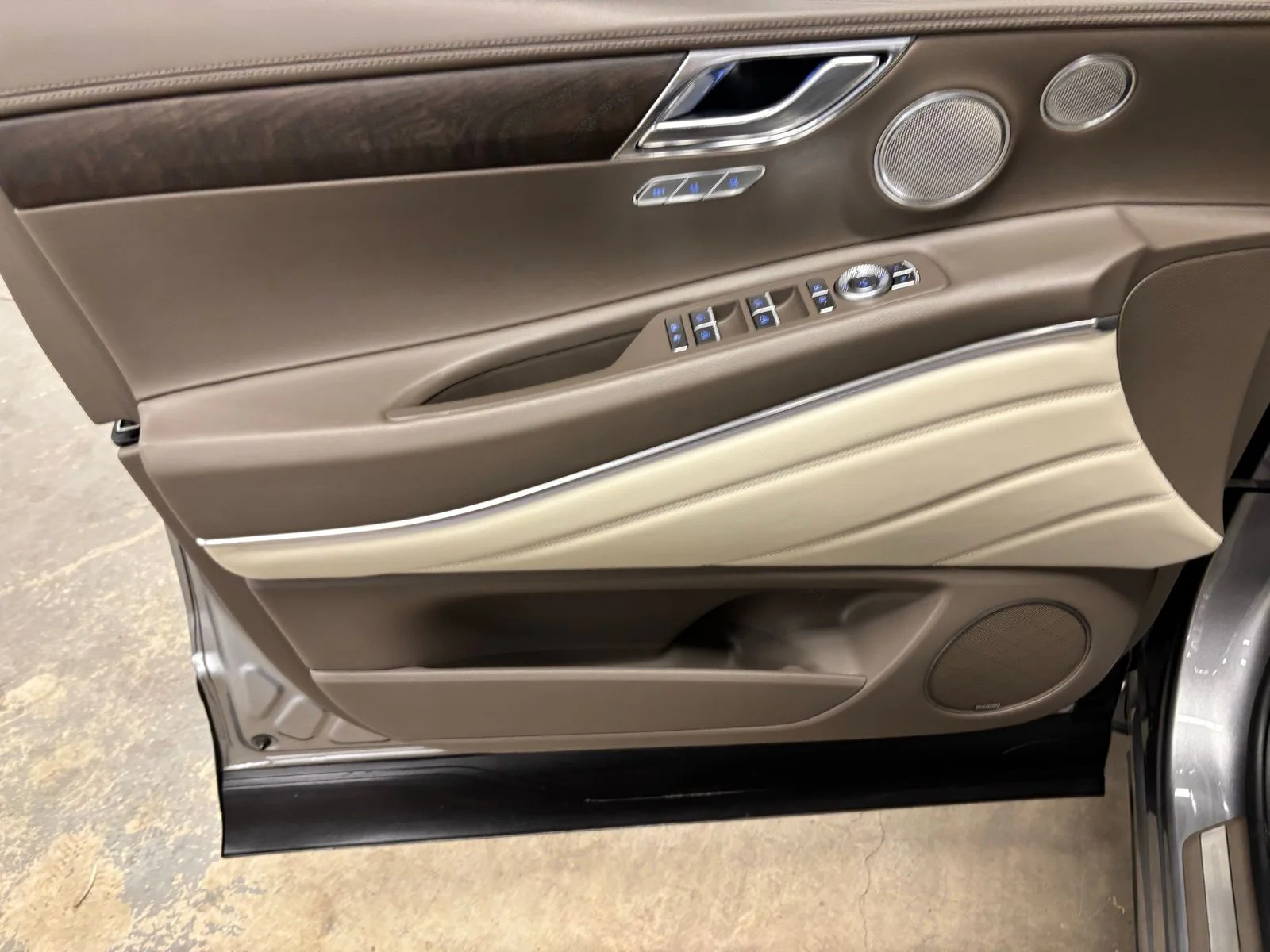 Used 2023 Silver Genesis 2.5T image 19