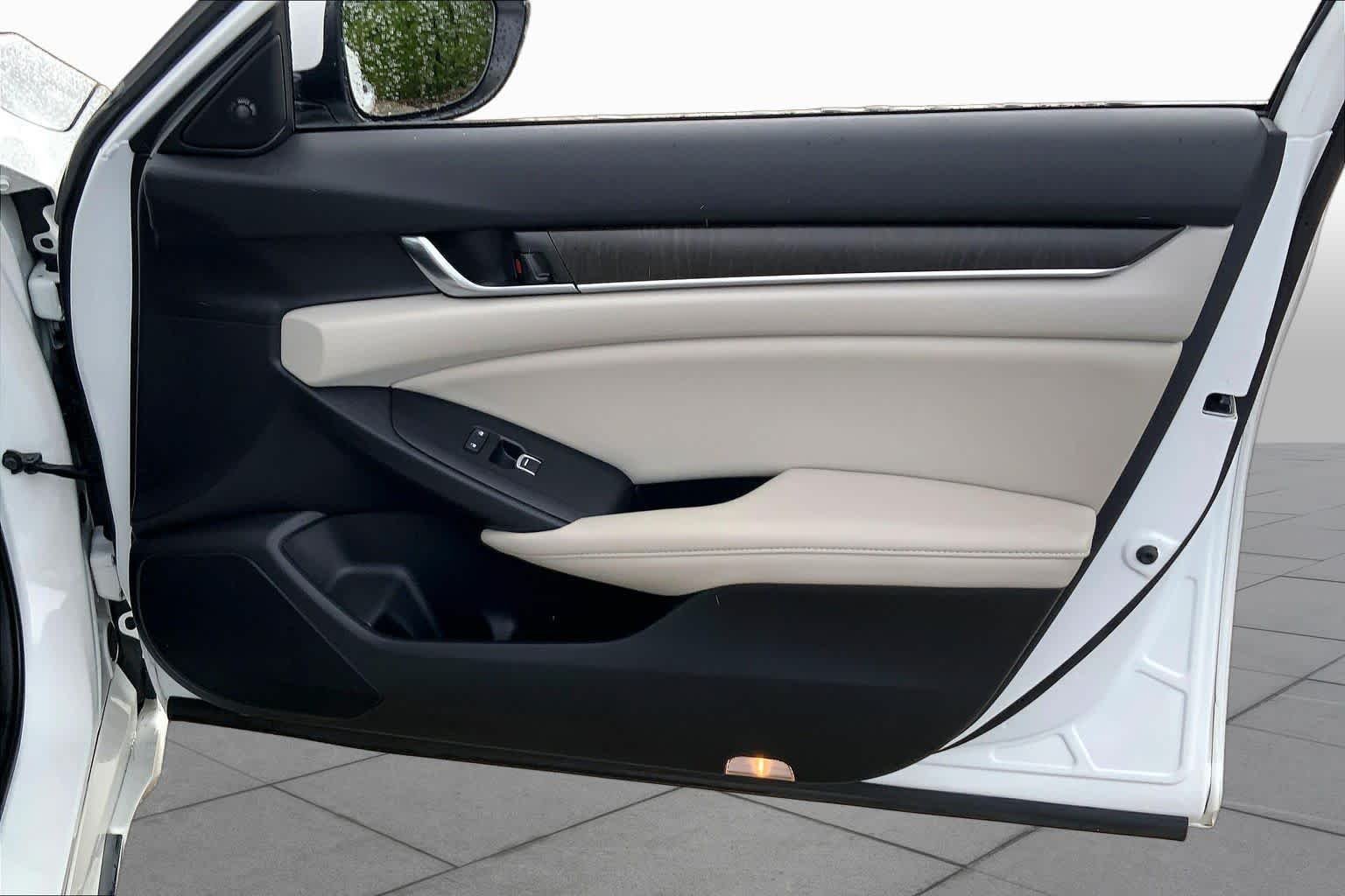 Used 2022 Platinum White Pearl Honda Touring image 21