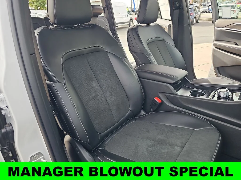 New 2026 Bright White Clear-Coat Exterior Paint Jeep Altitude image 10