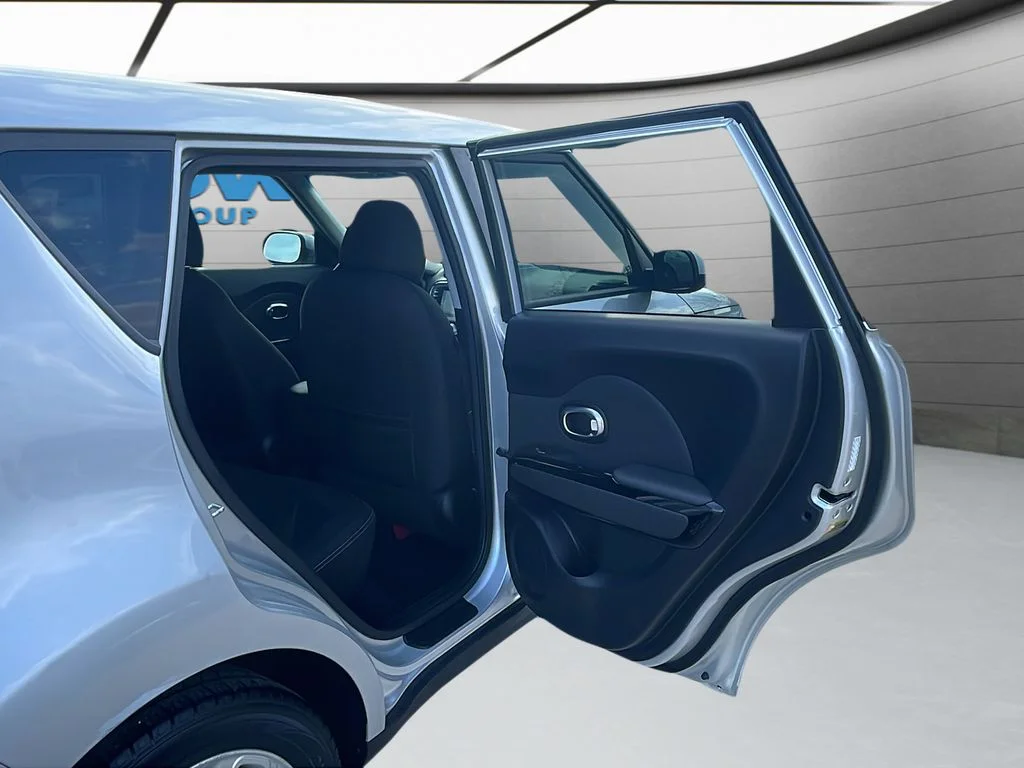 Used 2017 Silver Kia Plus image 40