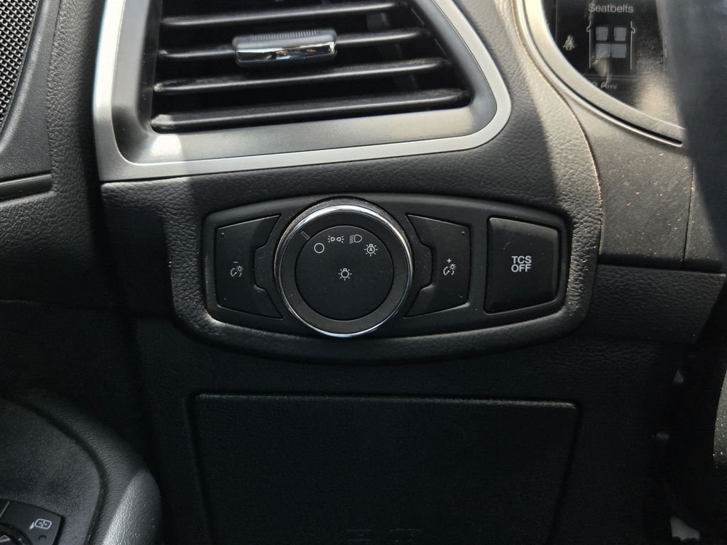 Used 2023 Oxford White Ford SE image 27
