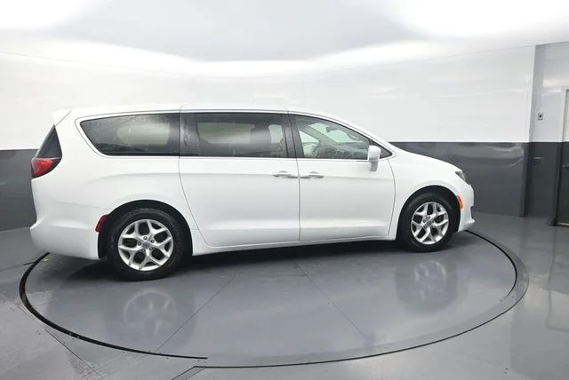 Used 2018 White Chrysler Touring Plus image 9