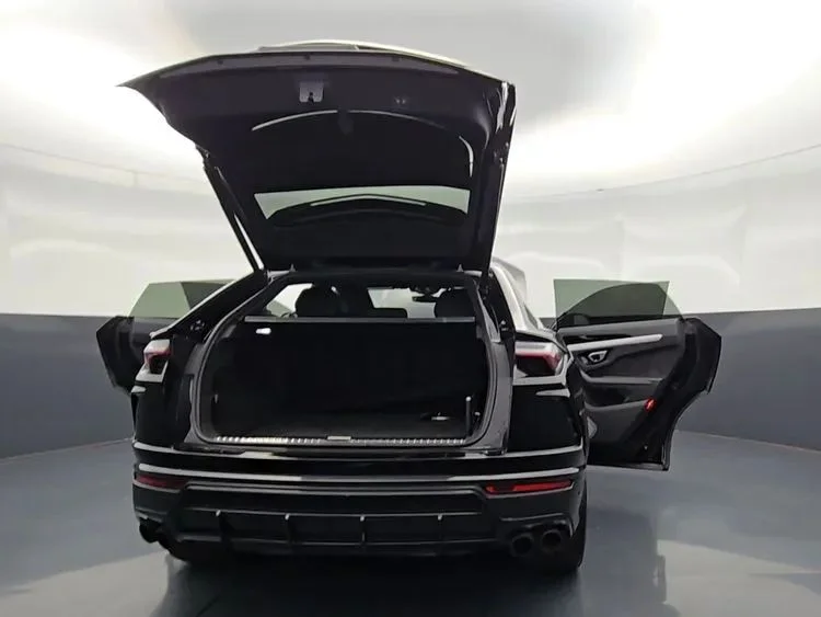 Used 2022  Lamborghini Sport Utility 4D image 19