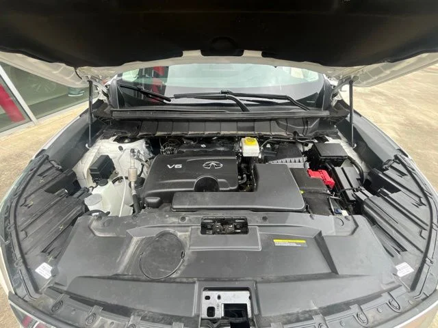 Used 2023 White INFINITI LUXE image 23