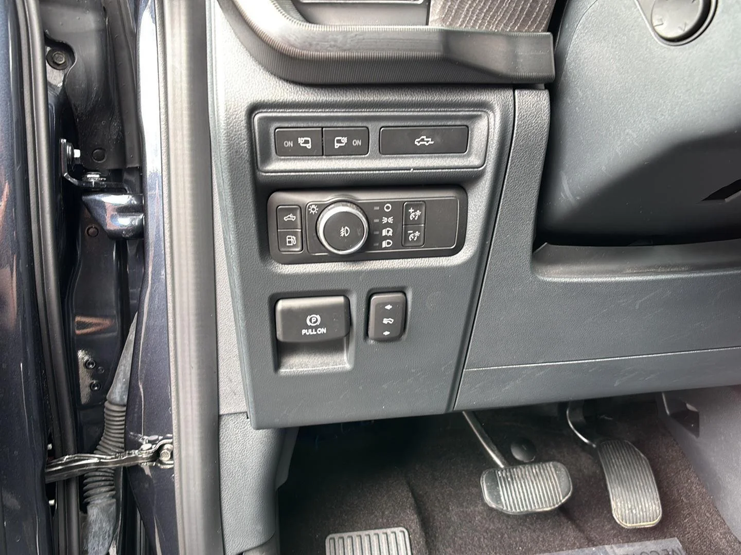 Used 2022 Smoked Quartz Metallic Tinted Clearcoat Ford Platinum image 26