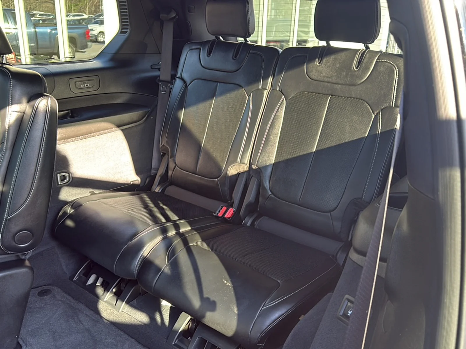 Certified Used 2023 Diamond Black Crystal Pearlcoat Jeep Overland 4x4 image 39