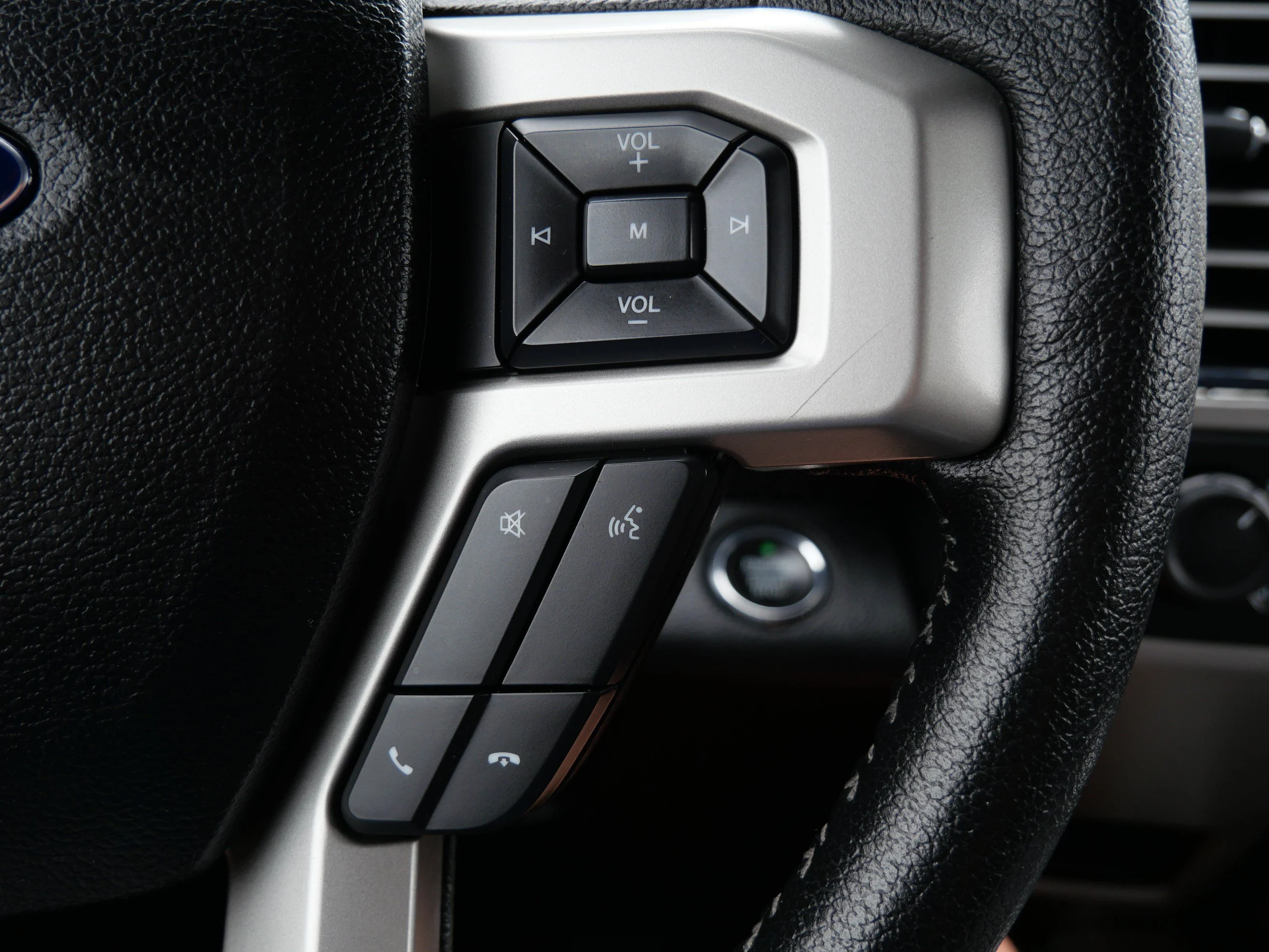 Used 2015 Magnetic Metallic Ford Lariat image 18