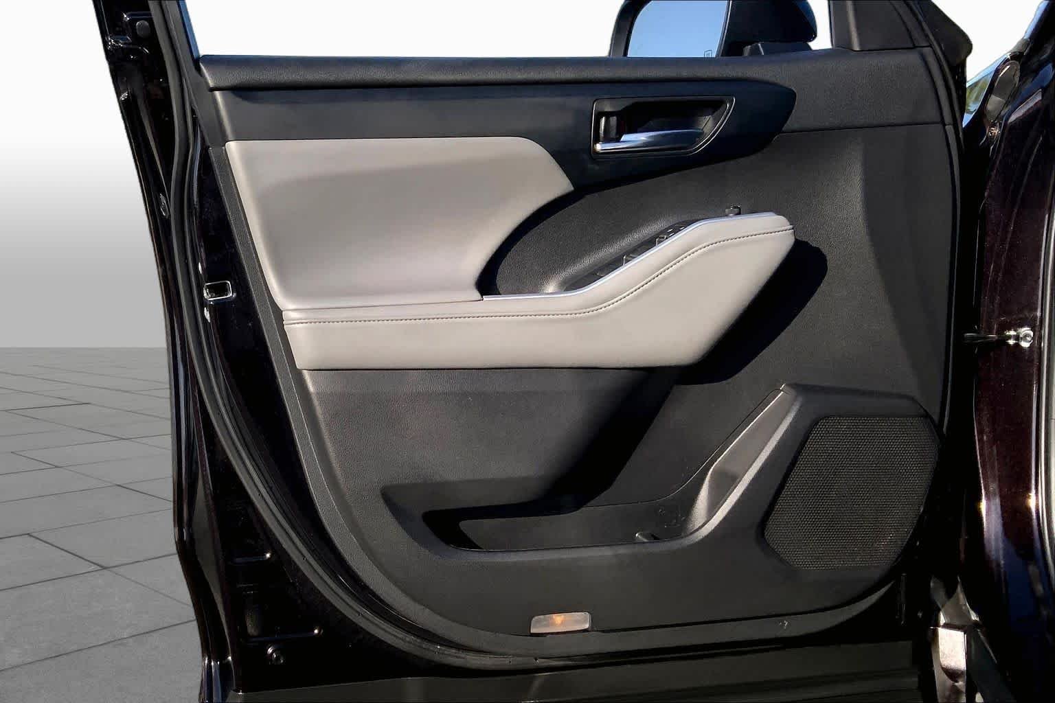 Used 2022 Opulent Amber Toyota XLE image 40