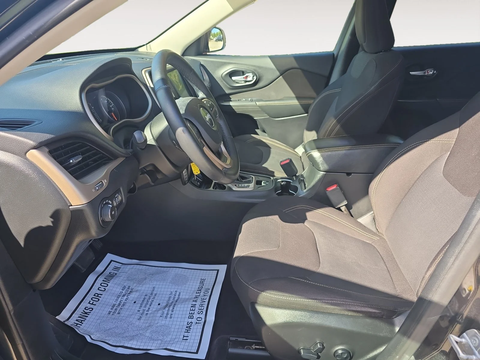 Used 2016 Brilliant Black Crystal Pearlcoat Jeep Latitude image 21