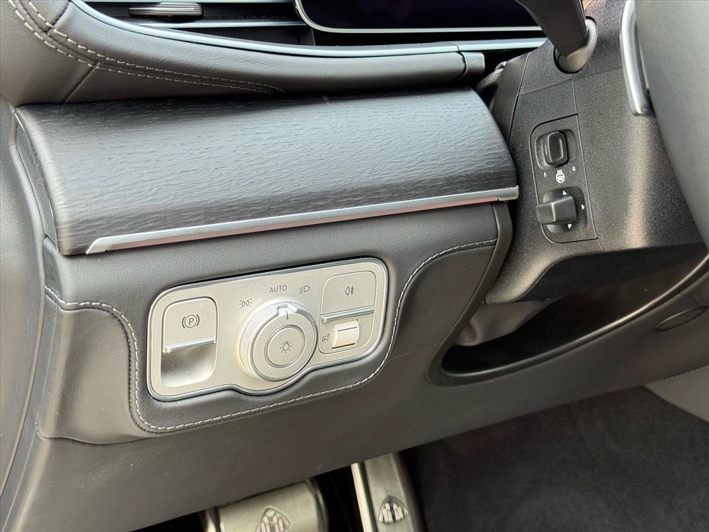 Certified Used 2025 Cirrus Silver (Upper) / Obsidian Black Metallic (Lower) Mercedes-Benz Maybach GLS 600 image 18