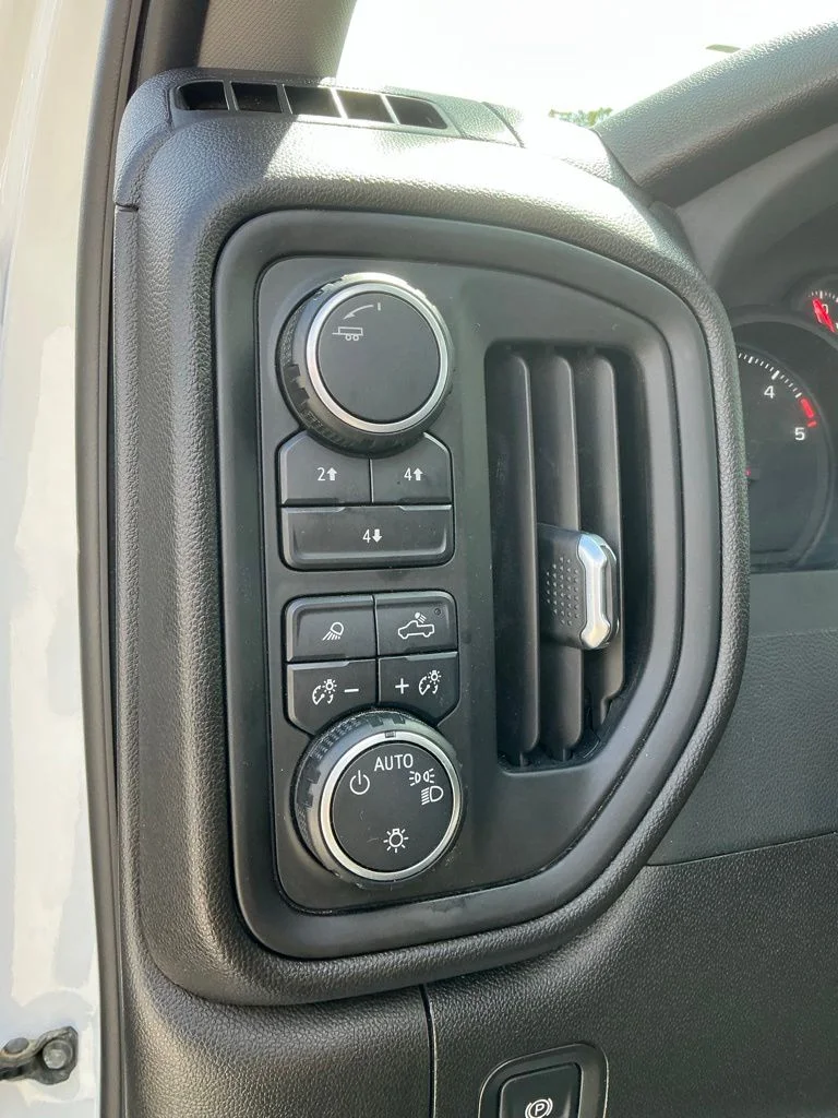 Used 2025 White Chevrolet Custom image 31