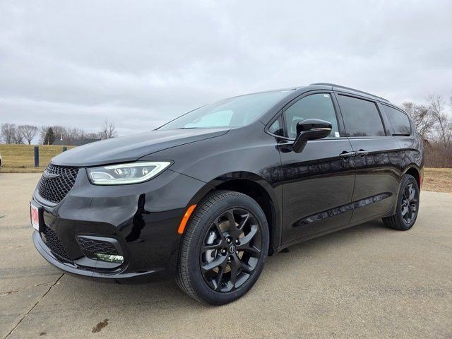 New 2026 Diamond Black Crystal Pearl-Coat Exterior Paint Chrysler Select image 3