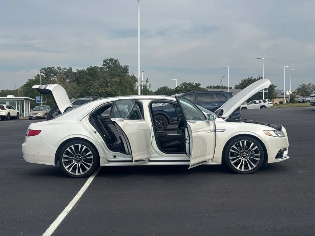Used 2018 White Lincoln Select image 19