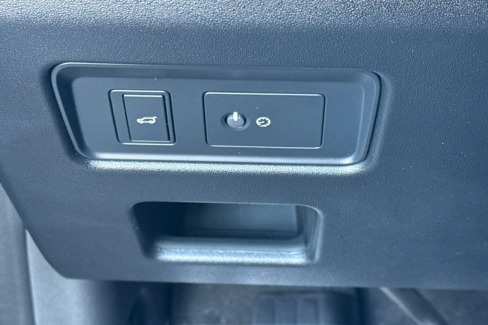 Certified Used 2025 Gray Land Rover Dynamic SE image 33