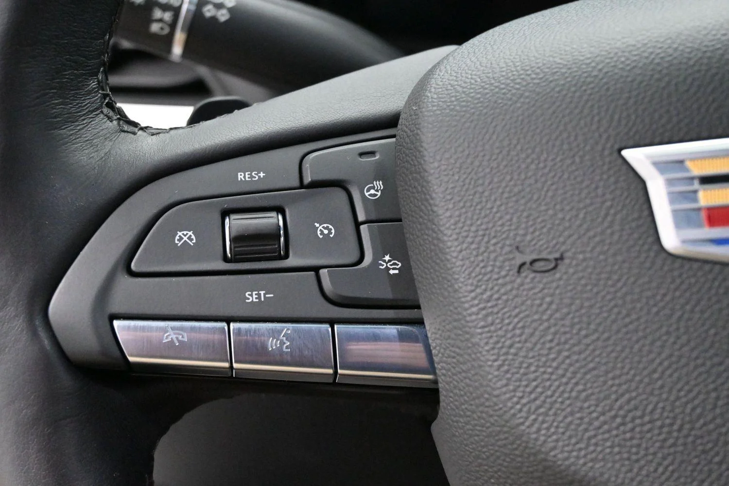 Used 2022 Crystal White Tricoat Cadillac Premium Luxury image 18
