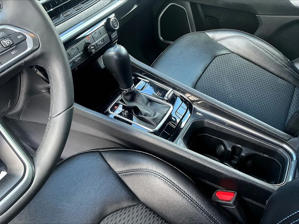 Used 2024 White Jeep Latitude image 17