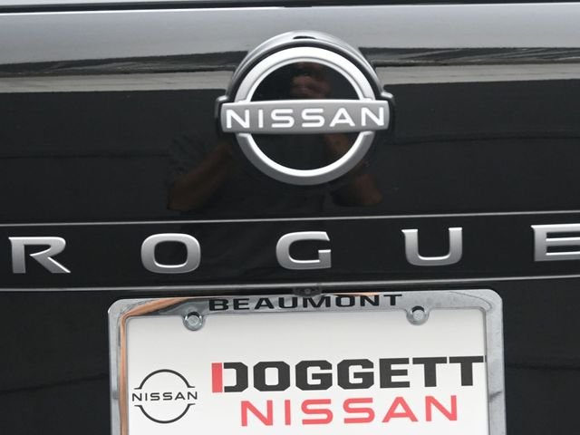 Used 2026 Black Nissan Platinum image 14