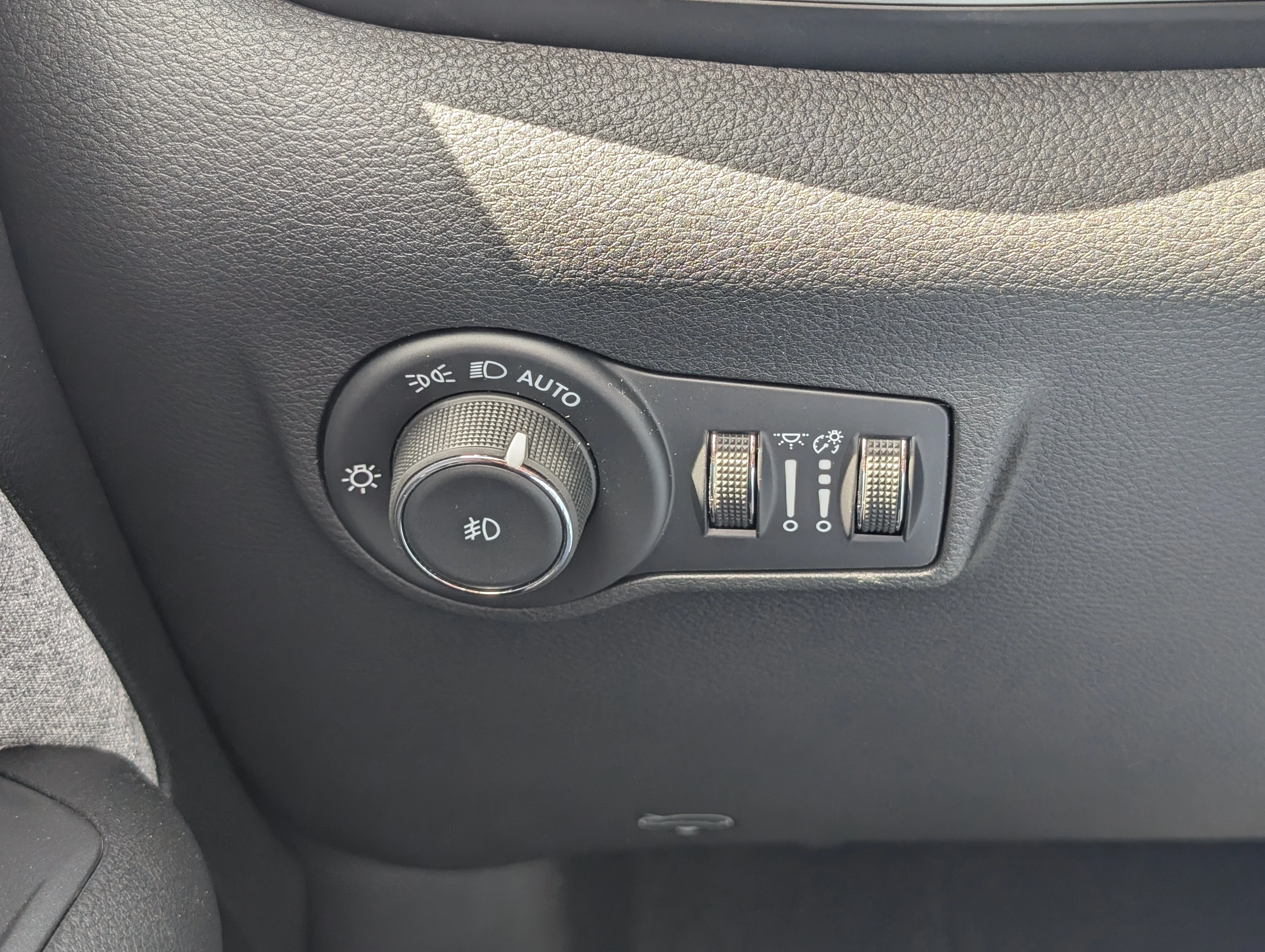 New 2026 Diamond Black Crystal Pearl Jeep North image 29