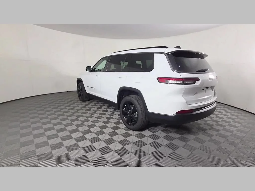 New 2026 Bright White Clear-Coat Exterior Paint Jeep Limited image 29
