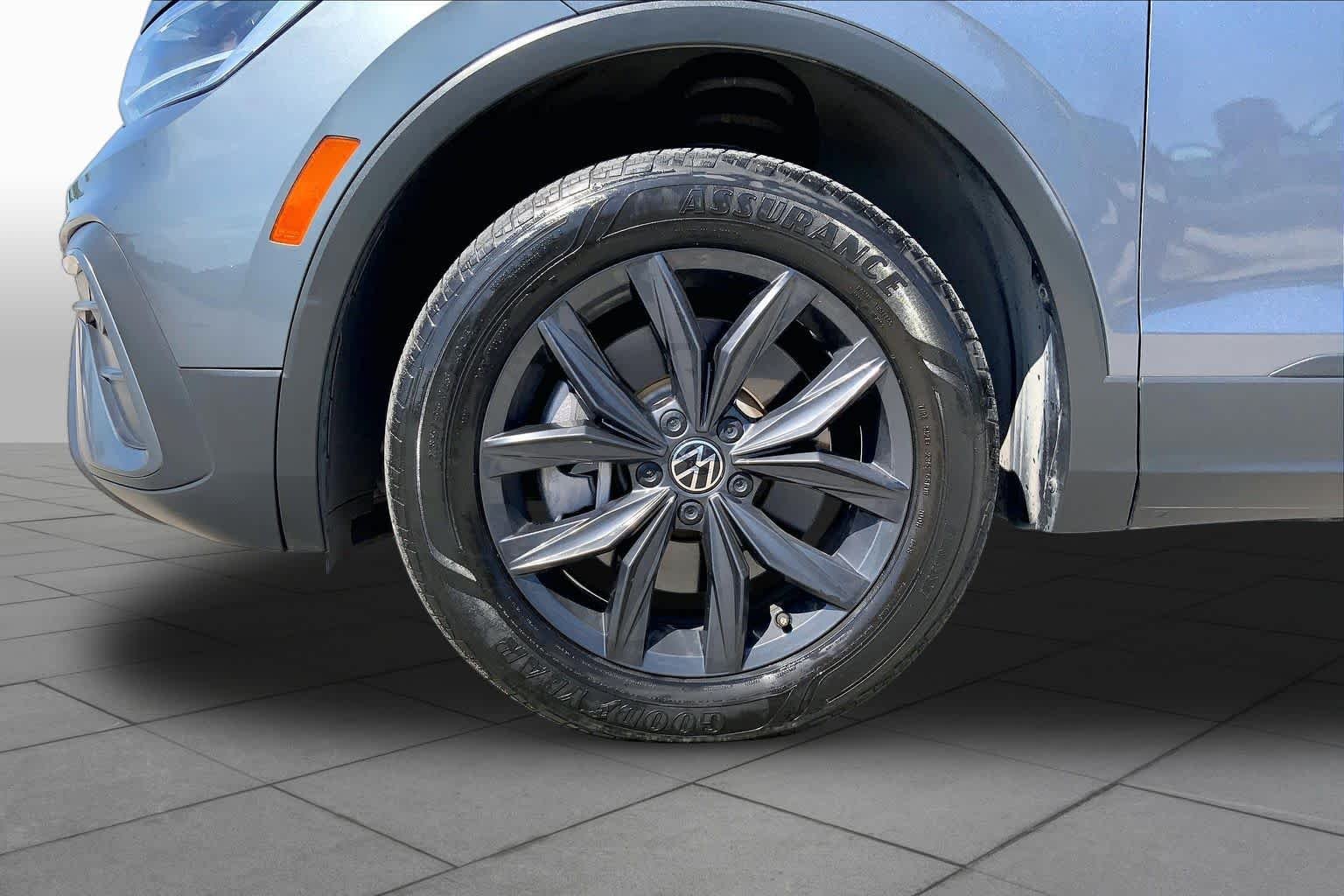 Used 2024 Platinum Gray Metallic Volkswagen SE image 11
