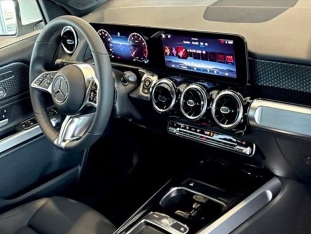New 2026 Polar White Mercedes-Benz GLB 250 image 25