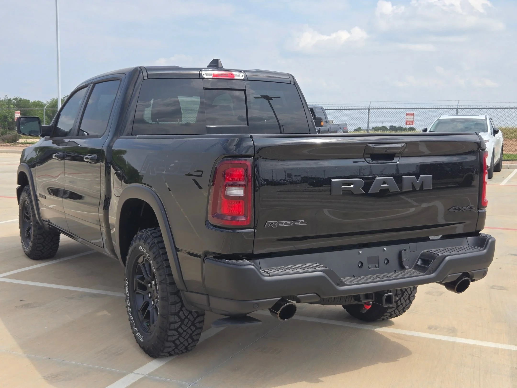 New 2026 Diamond Black Crystal Pearl-Coat Exterior Paint RAM Rebel image 5