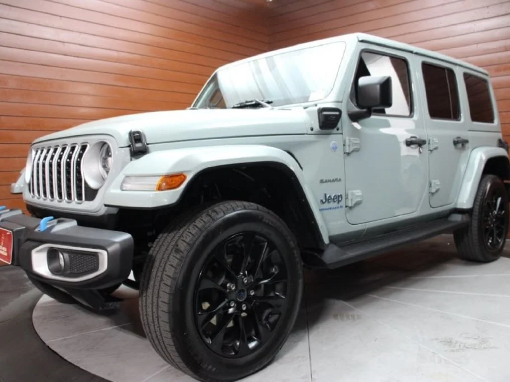 Used 2024 Earl Clearcoat Jeep Sahara 4xe image 30