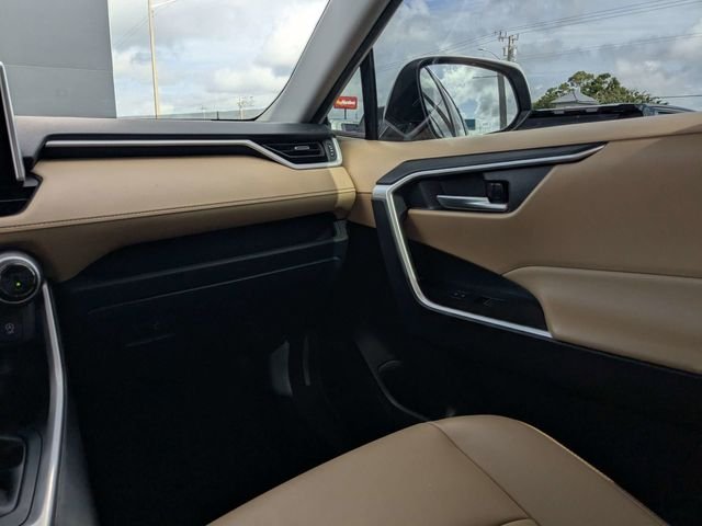 Used 2025 Beige Toyota XLE Premium image 17