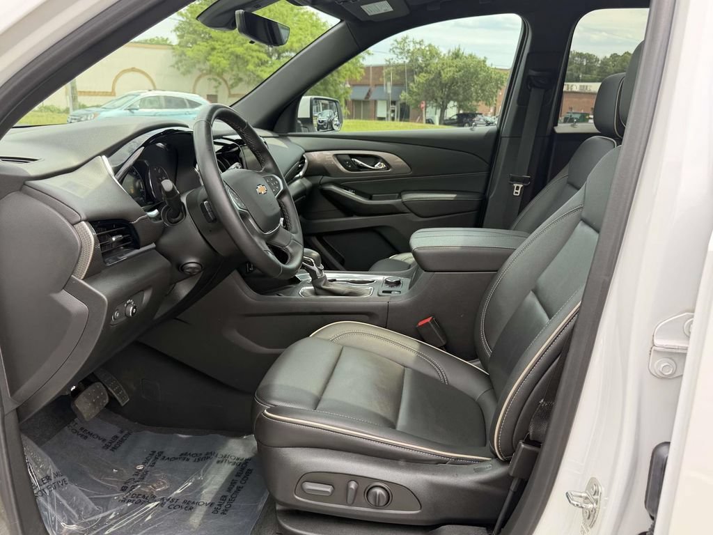 Used 2023 Iridescent Pearl Tricoat Chevrolet Premier image 17