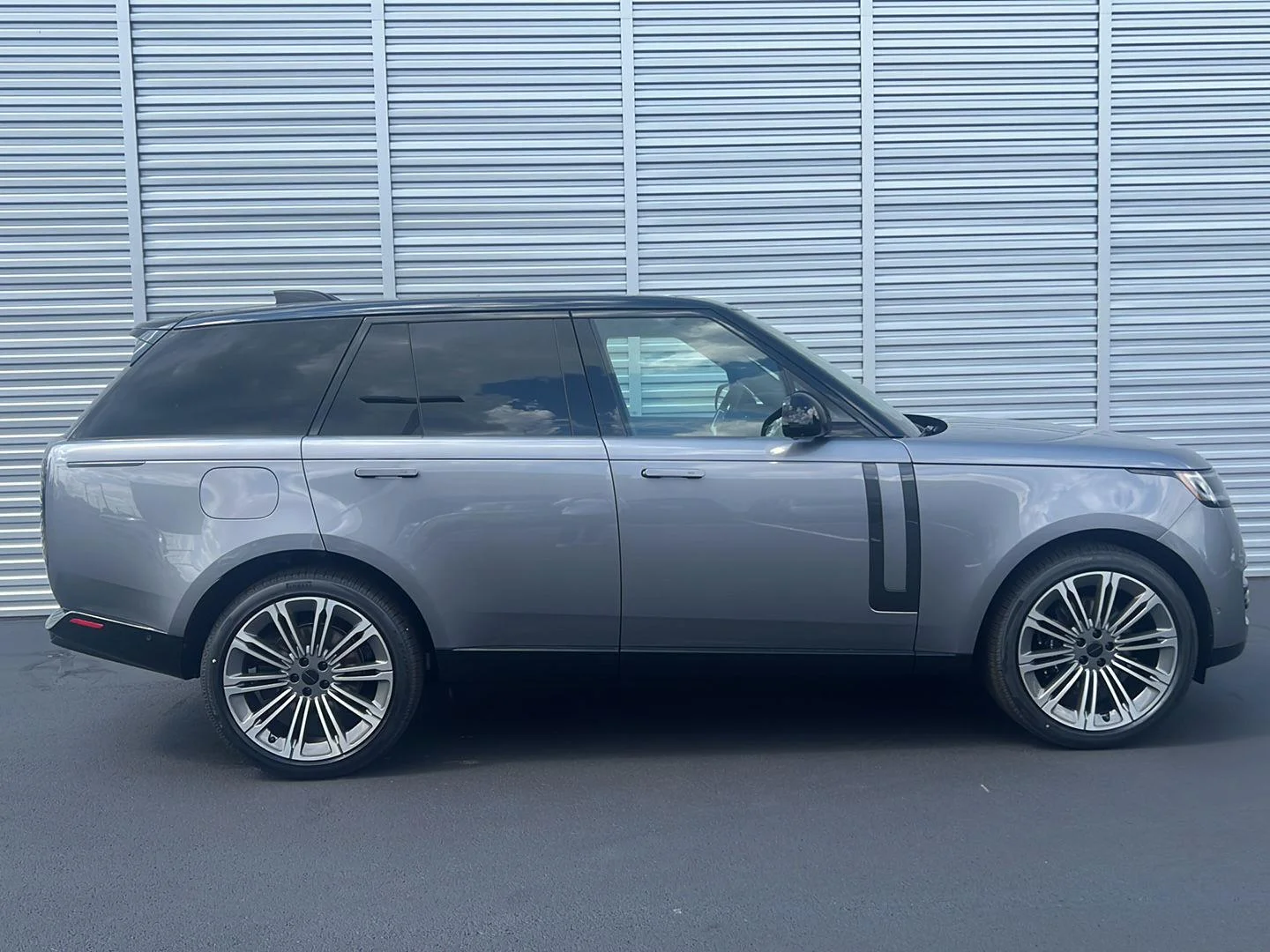 New 2026 Eiger Grey Metallic Land Rover SE image 6