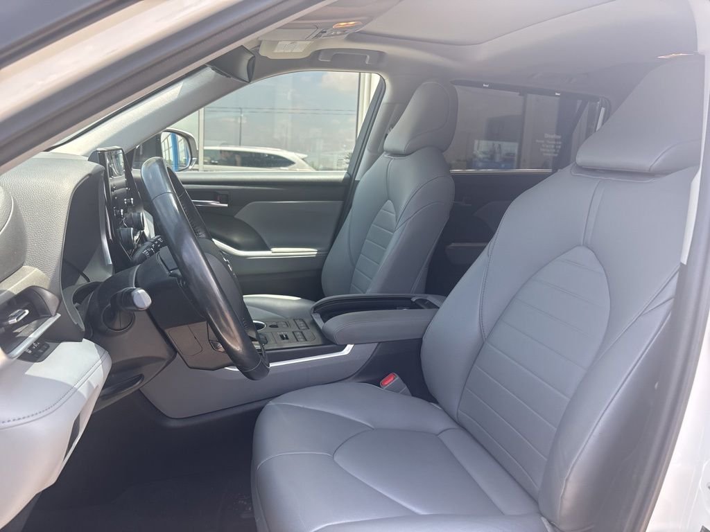 Used 2021 Blizzard Pearl Toyota XLE image 15