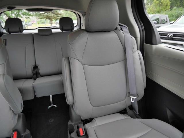 Certified Used 2022 WIND CHILL PEARL Toyota  image 15