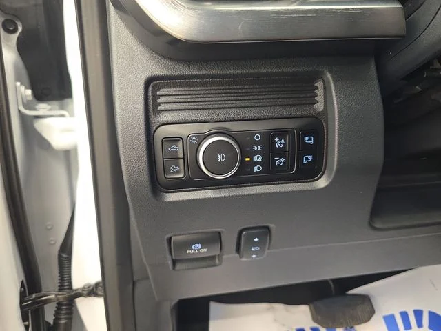 Certified Used 2025 Oxford White Ford Lariat image 34