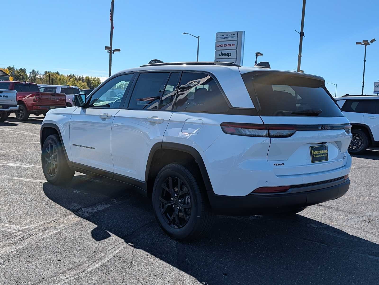 New 2026 Bright White Clear-Coat Exterior Paint Jeep Laredo Altitude image 5