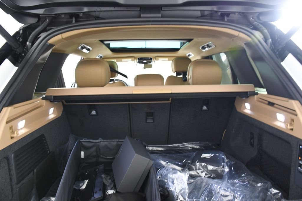 New 2026 Fuji White Land Rover SE image 23