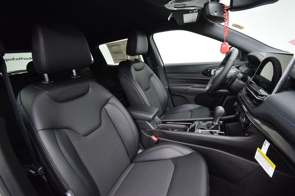 New 2026 Diamond Black Crystal Pearlcoat Jeep Latitude image 17