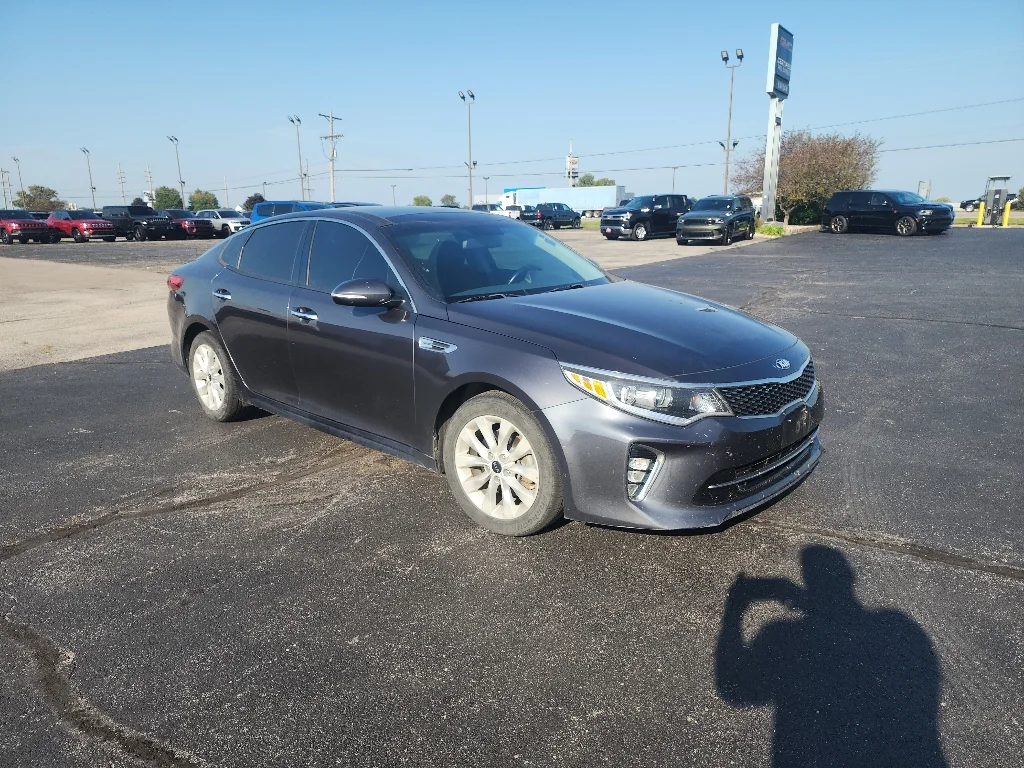 Used 2018 Platinum Graphite Kia S image 3