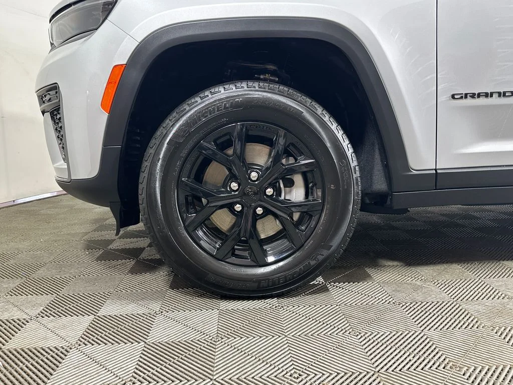 New 2026 Silver Zynith Exterior Paint Jeep Laredo image 7