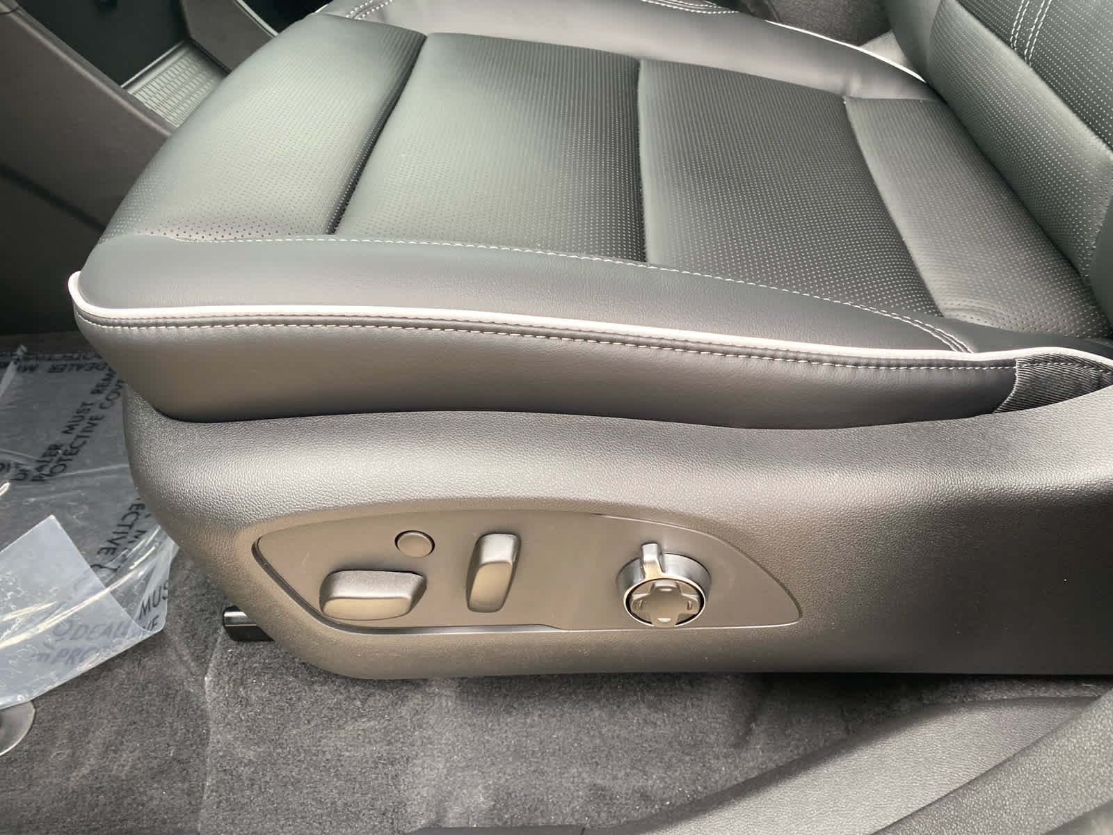 New 2026 Ebony Twilight Metallic Buick Avenir image 15