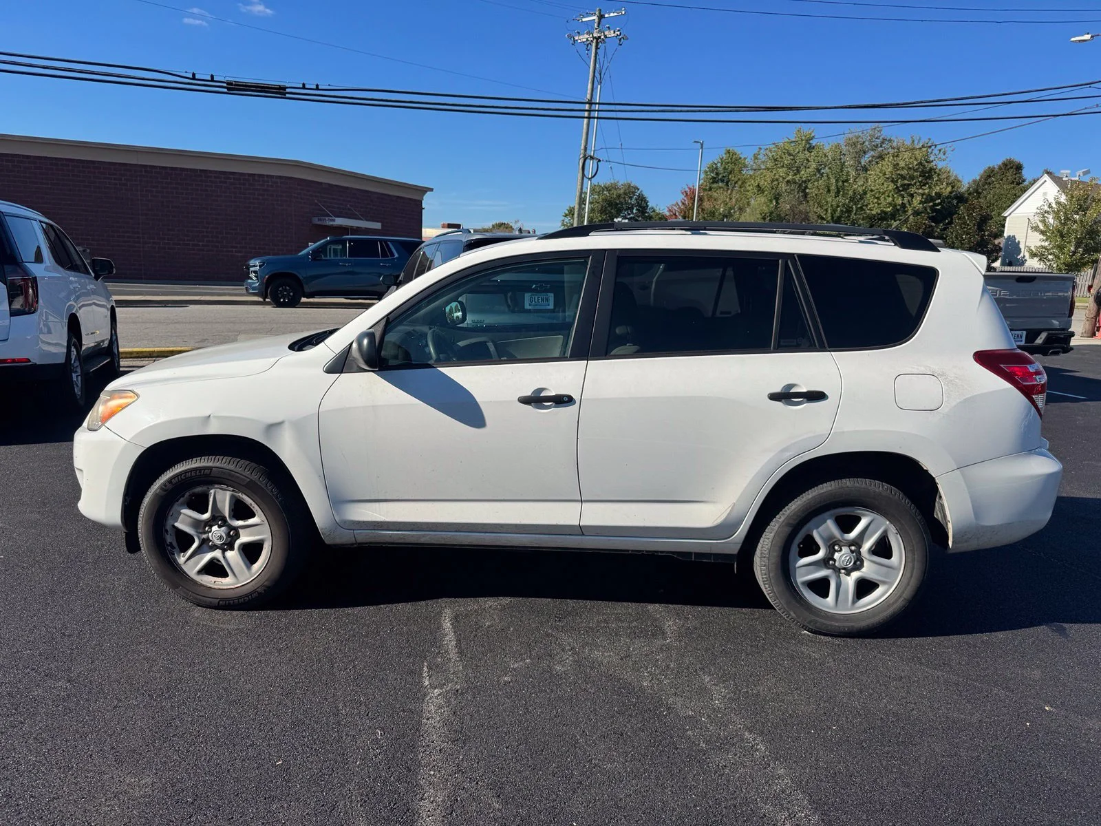 Used 2011 White Toyota Base image 3