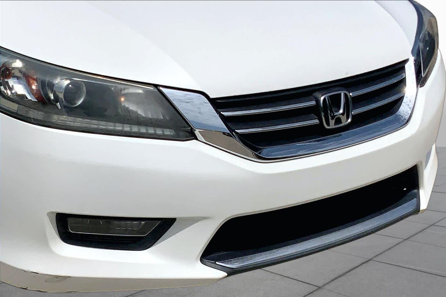 Used 2015 WHITE ORCHID PEARL Honda Sport image 28