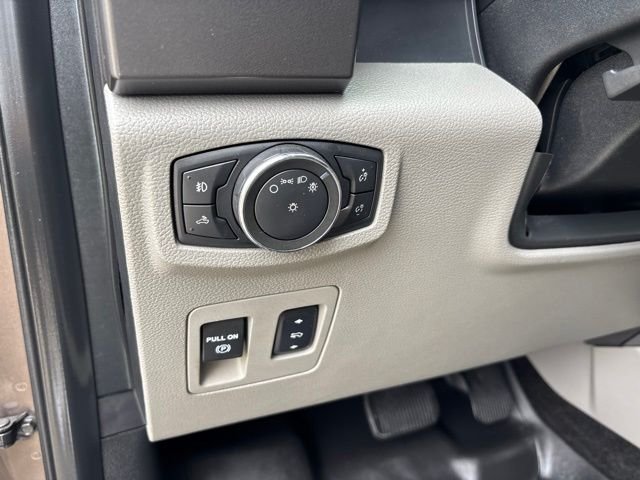 Used 2017 Champagne Ford XLT image 18