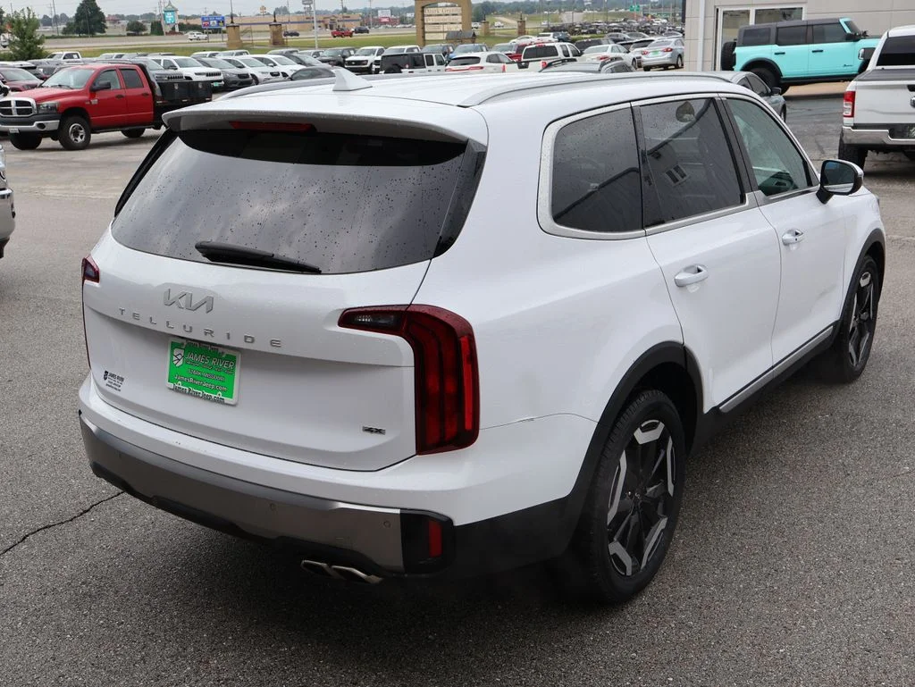 Used 2025 White Kia S image 5