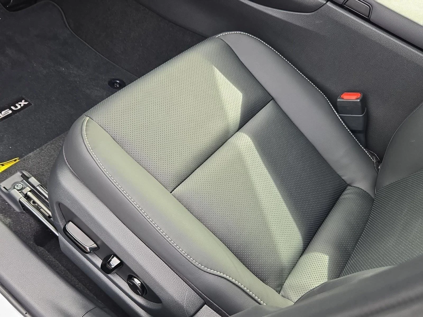 New 2026 Iridium with Obsidian roof Lexus UX 300h F SPORT DESIGN image 4