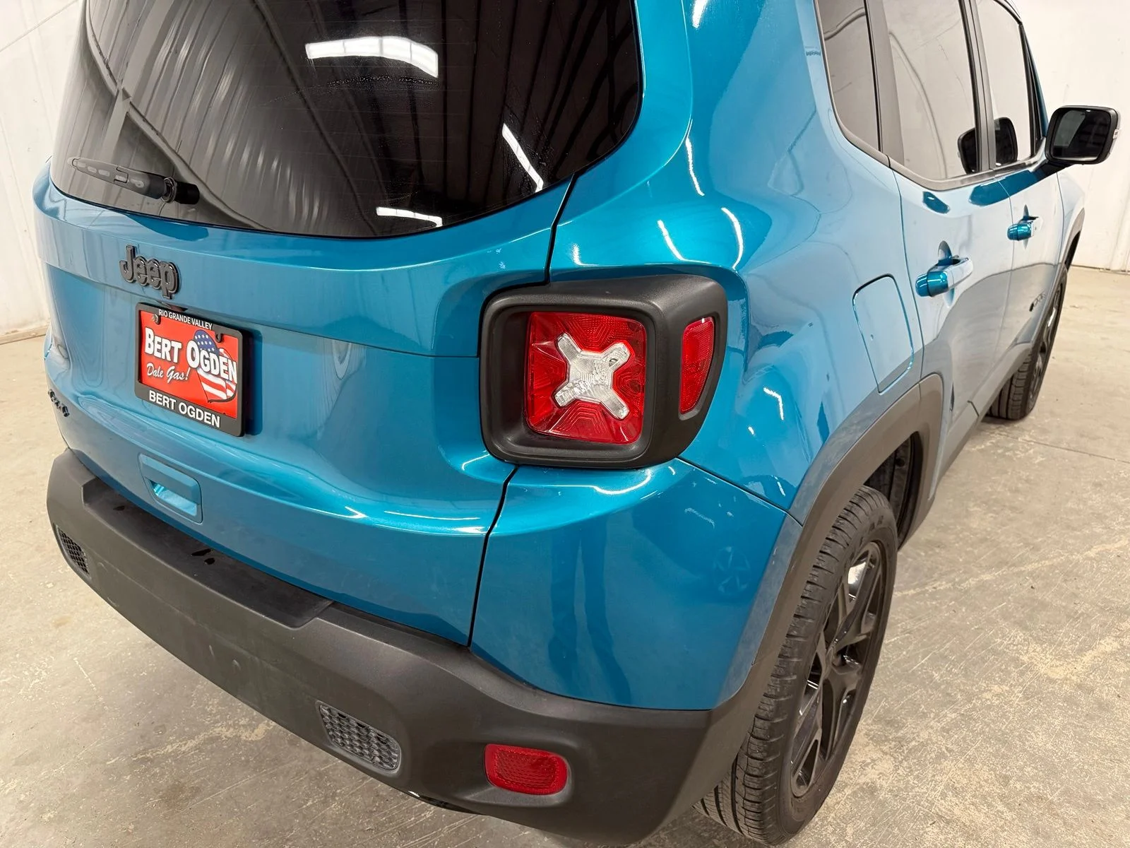 Used 2022  Jeep Altitude image 8