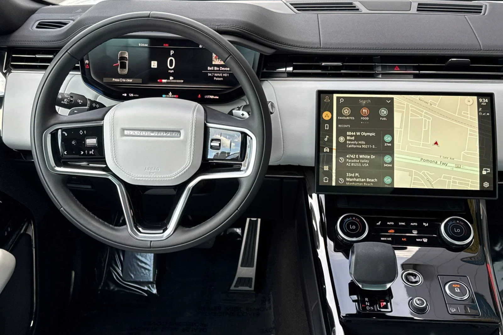 Used 2023 White Land Rover SE image 15
