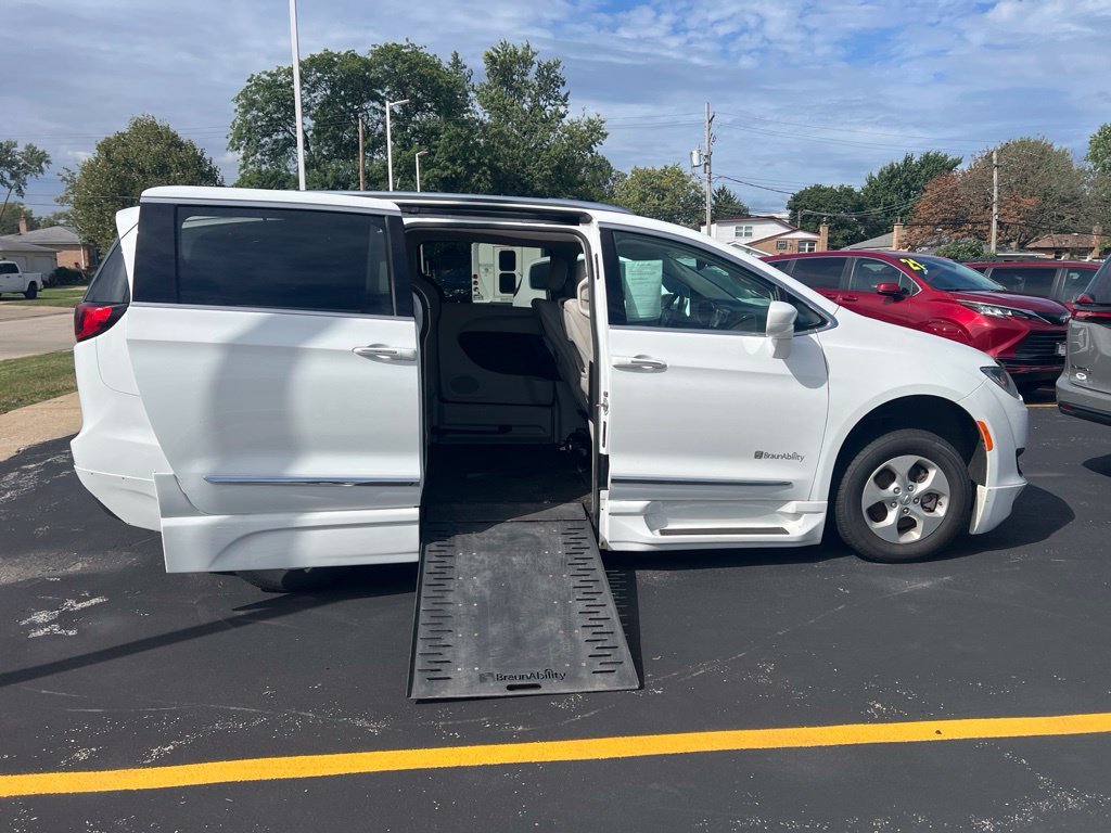 Used 2017 White Chrysler Touring L Plus image 3