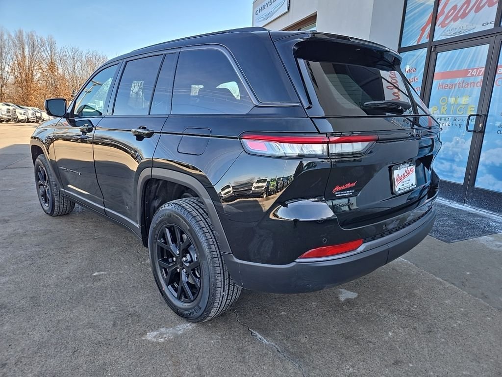 New 2026 Diamond Black Crystal Pearl-Coat Exterior Paint Jeep Altitude image 7